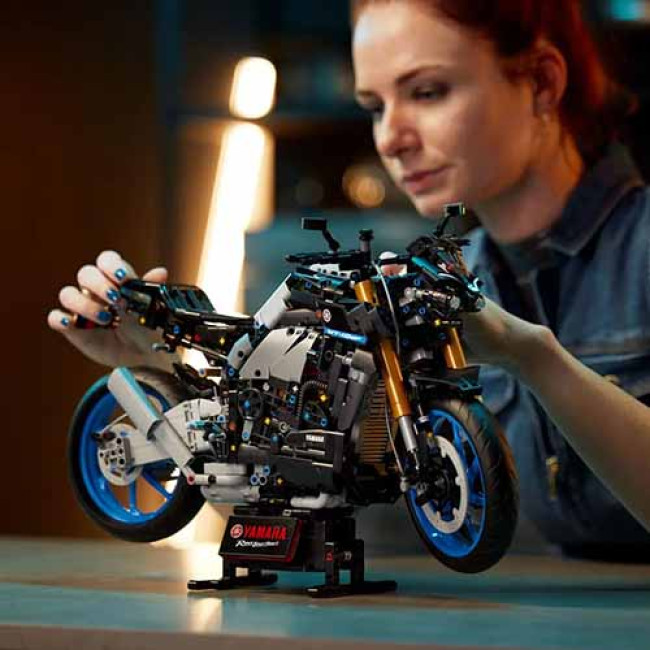 Конструктор LEGO Technic 42159 Yamaha MT-10 SP