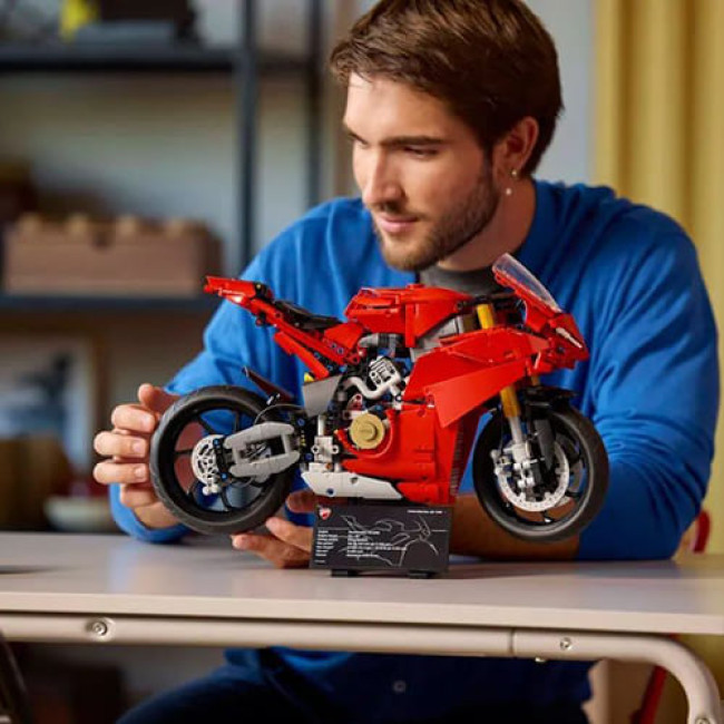 Конструктор LEGO Technic 42202 Мотоцикл Ducati Panigale V4 S Конструктор LEGO Technic 42202 Мотоцикл Ducati Panigale V4 S