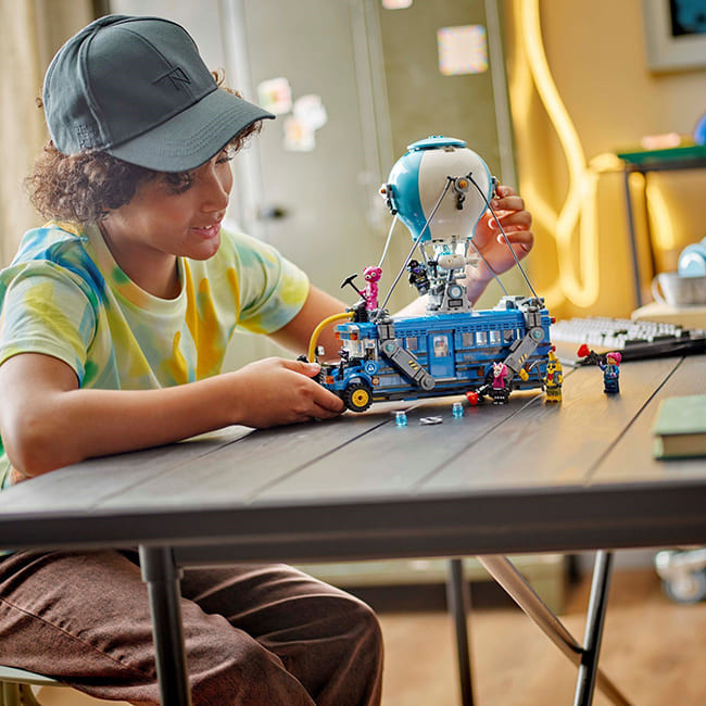 Конструктор LEGO Fortnite 77073 Боевой автобус