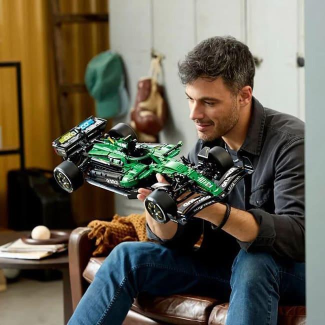 Конструктор LEGO Technic 42240 Aston Martin Aramco AMR25 F1