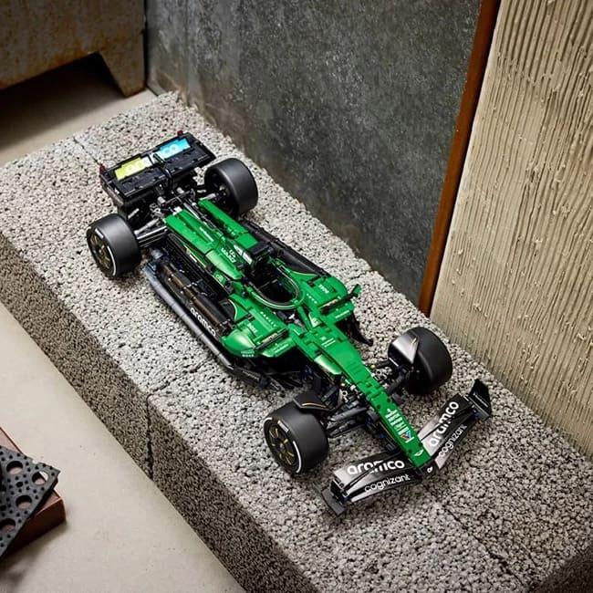 Конструктор LEGO Technic 42240 Aston Martin Aramco AMR25 F1